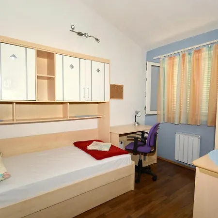 Apartments By The Sea Suhi Potok, Omis - 11401 Apartament Jesenice (Split-Dalmatia)